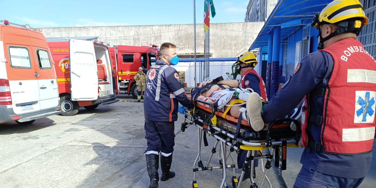 Corpo de Bombeiros realiza simulação de desastre em escola