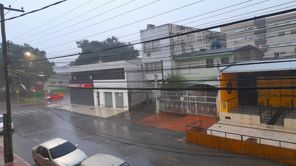 Quinta-feira começa com temporais na região