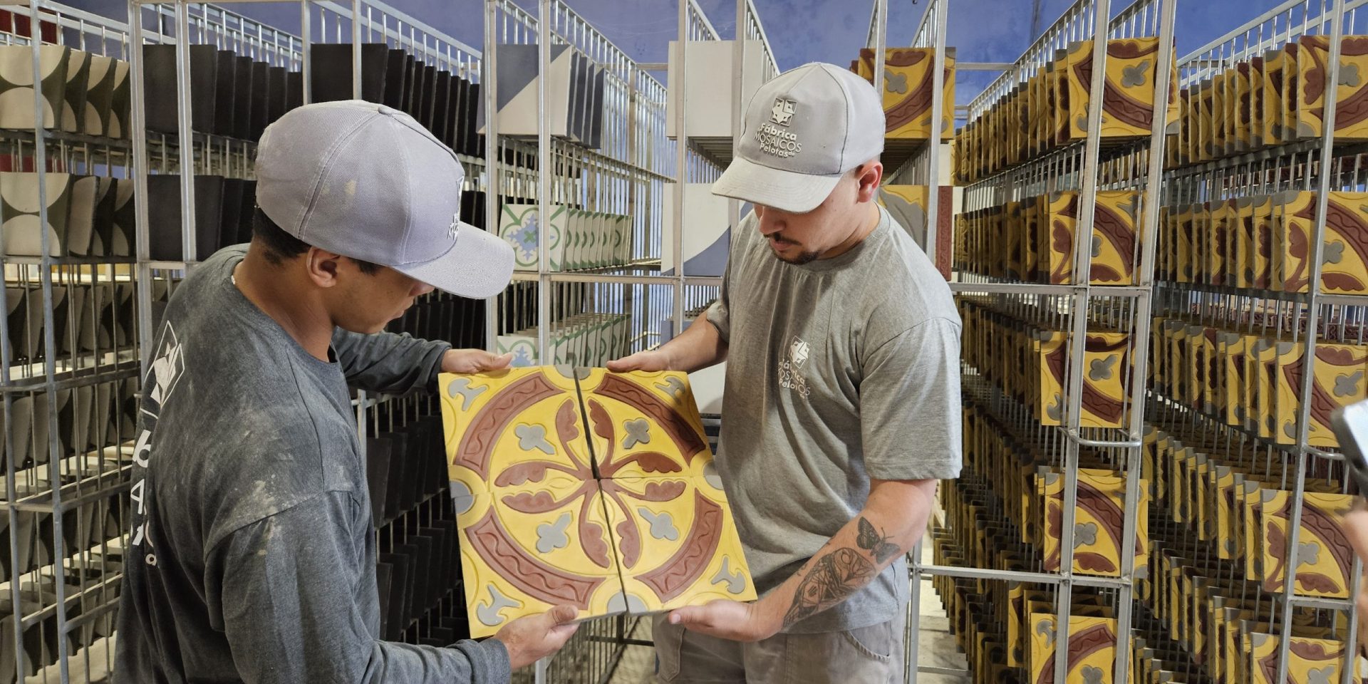 Fábrica centenária mantém viva a técnica e a produção de ladrilhos hidráulicos