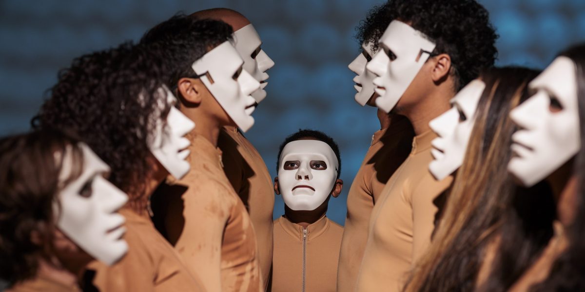 Lendas do Sul leva ao palco um Tholl com estética minimalista