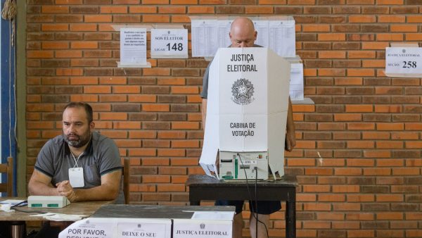 A falta de memória estimula a má política