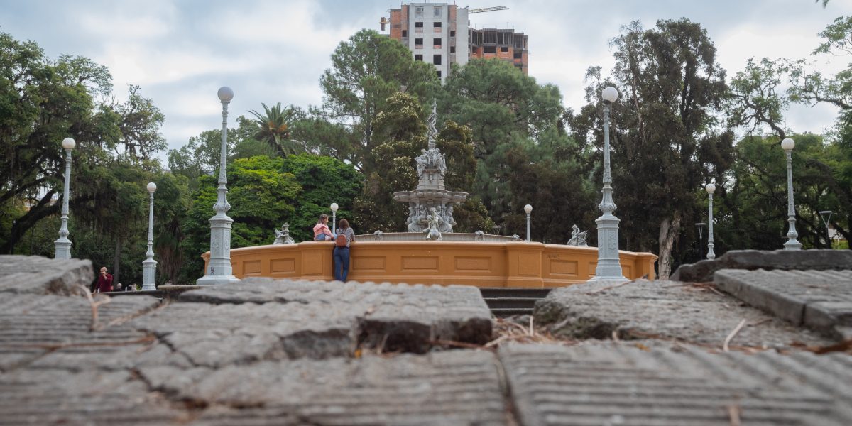 Falta de conservação e vandalismo na praça Coronel Pedro Osório