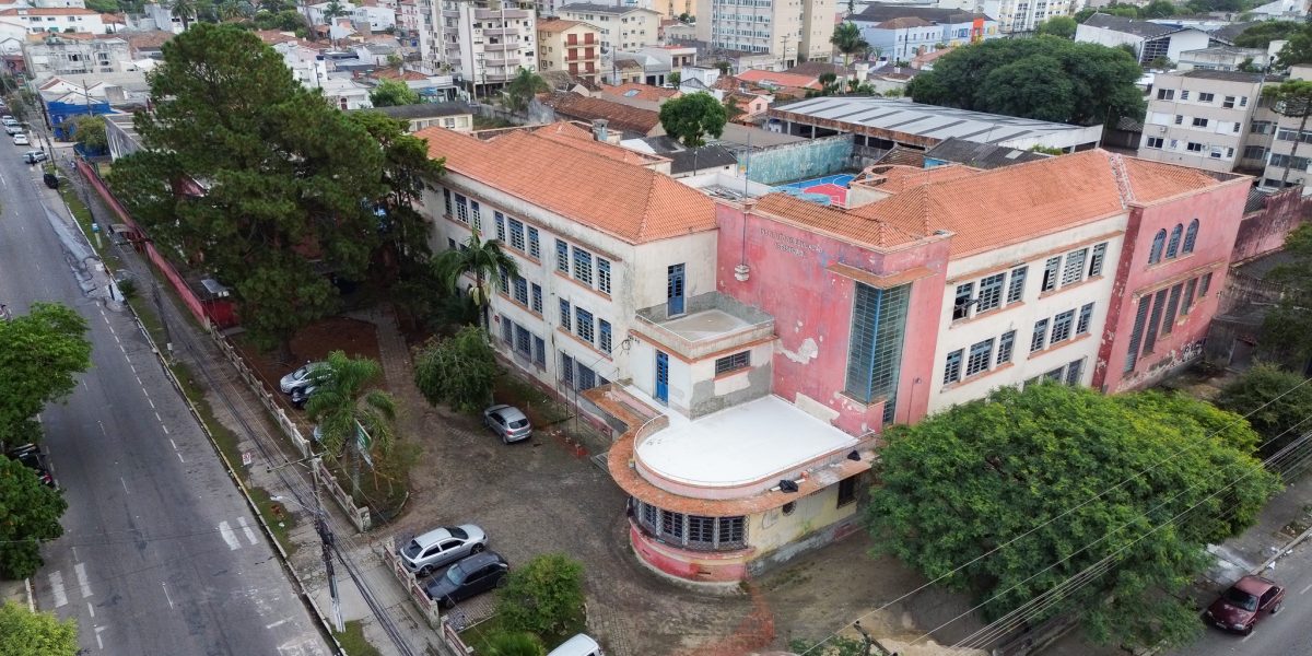 Estado diz que clima causou atrasos em obras de escolas