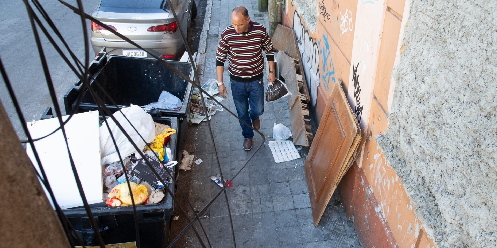 Lixo espalhado pelo Centro compromete comércio em Pelotas