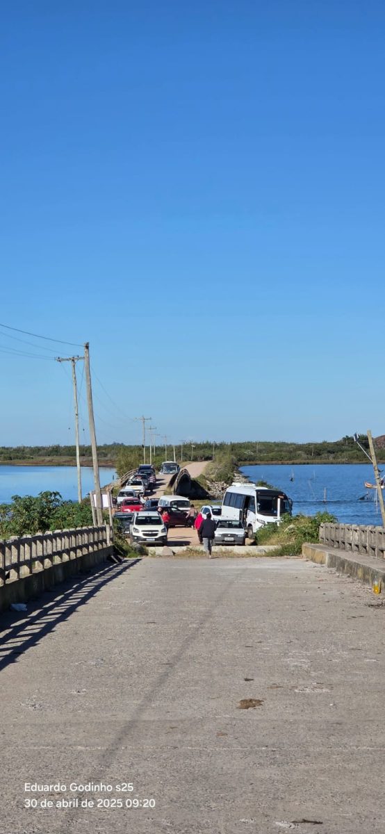 Moradores retiram barreiras de ponte após paralisação de balsa na Ilha dos Marinheiros