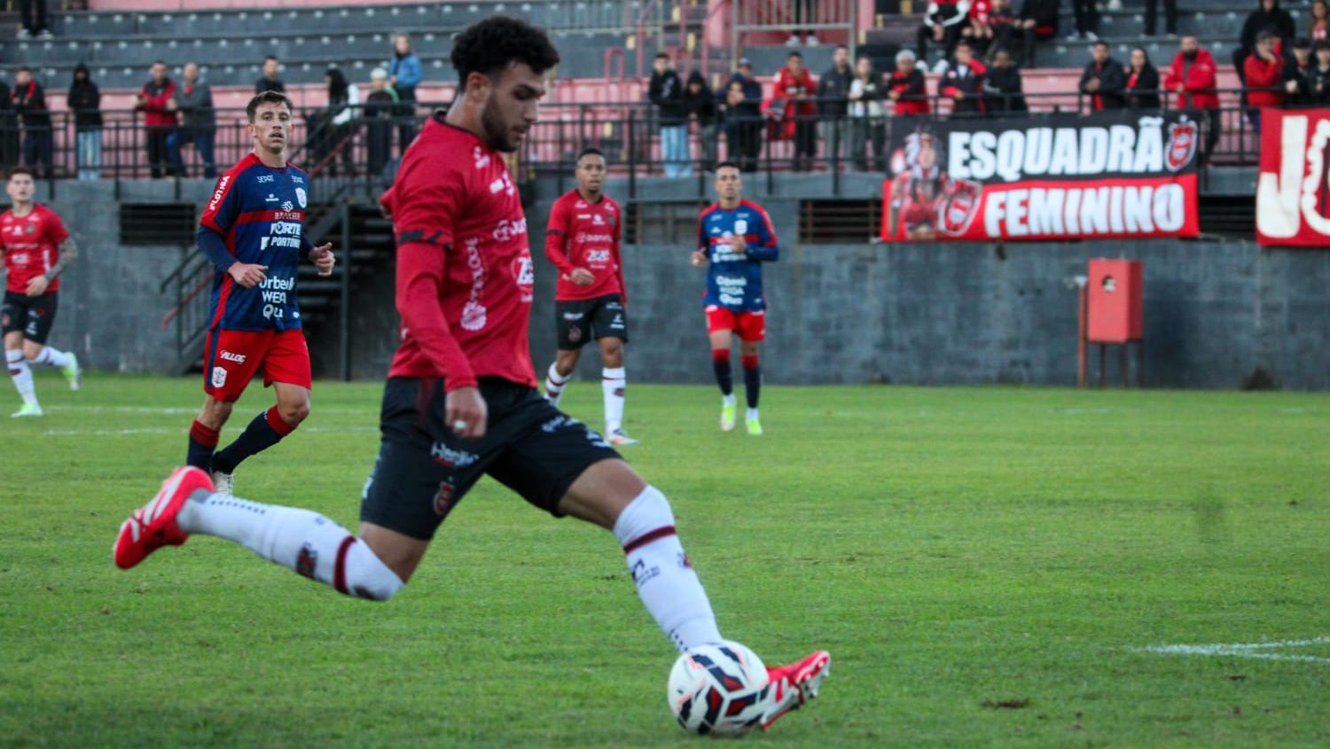 Torcedor do Brasil, Yuri dá assistência em estreia no profissional