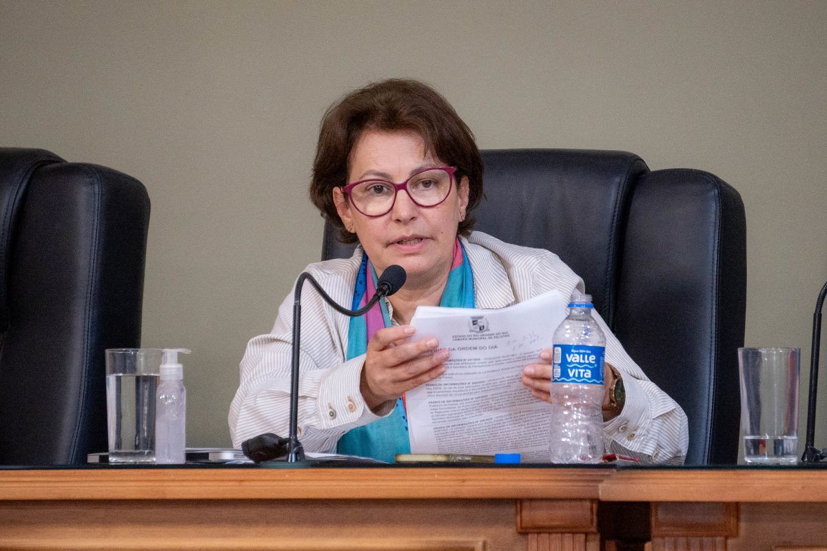 Resposta de secretária de Saúde sobre Deus em podcast amplia desgaste