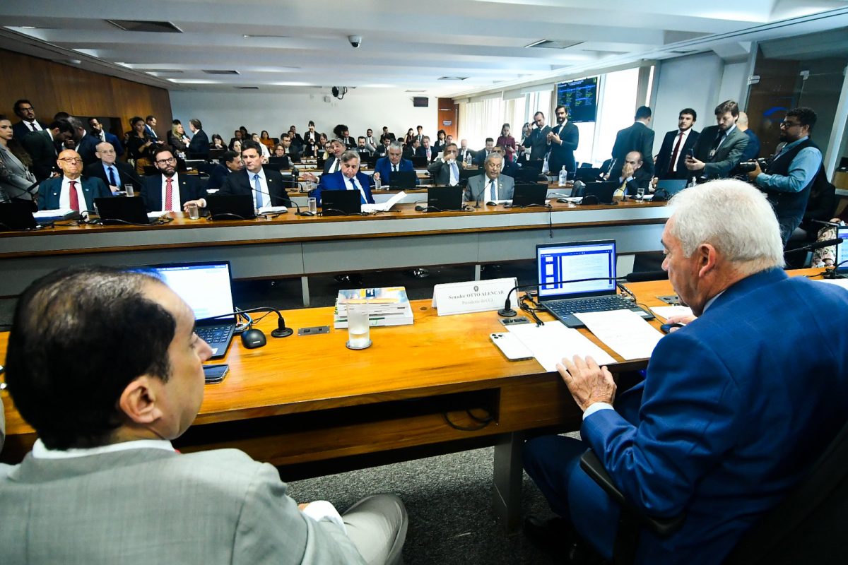 Aumento de mandatos e fim da reeleição avançam no Senado
