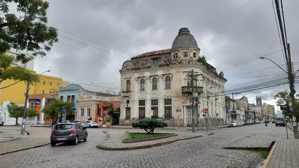 Segunda-feira começa com chuva fraca e temperatura amena