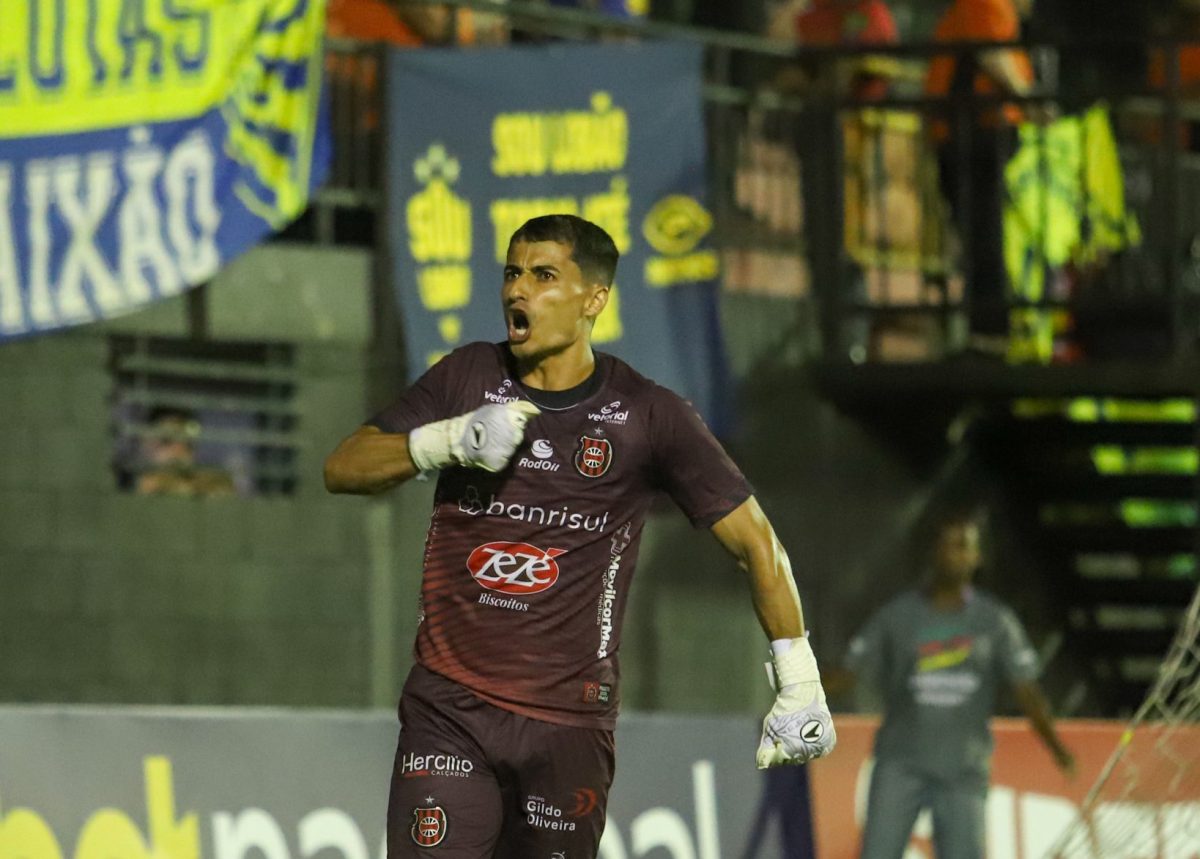 Ypiranga admite interesse no goleiro Gabriel Oliveira
