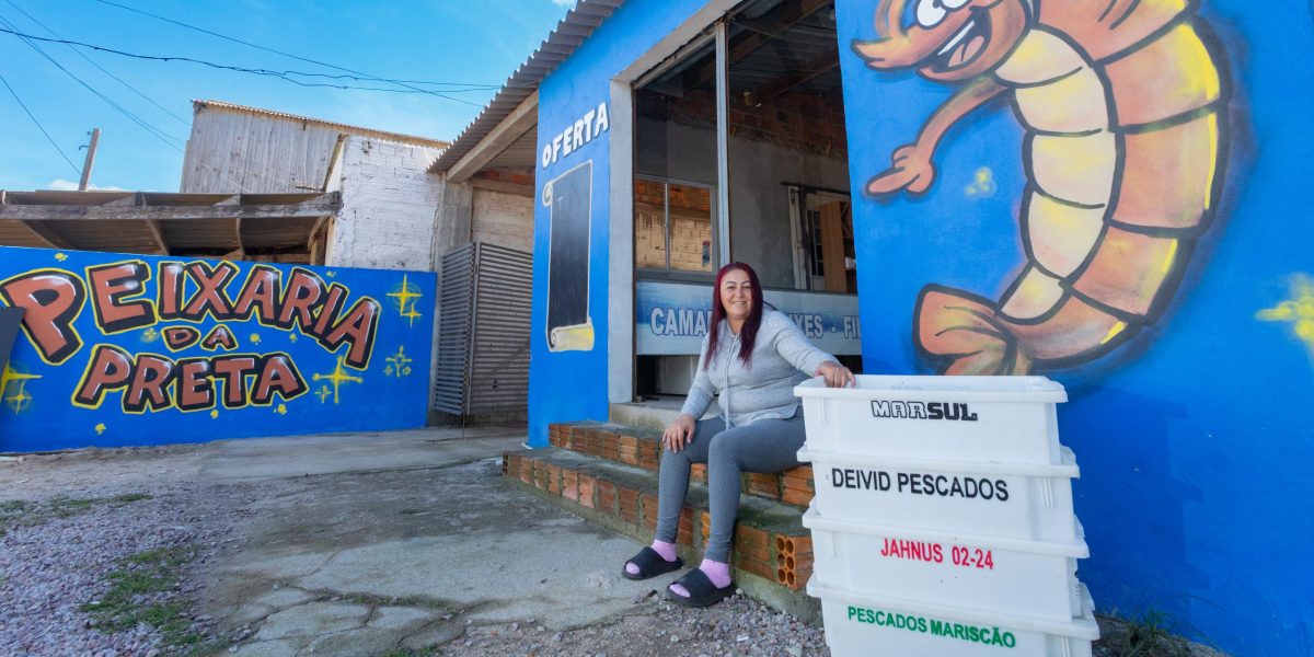 Pescadora abre mão de casa própria para reconstruir peixaria destruída pela enchente
