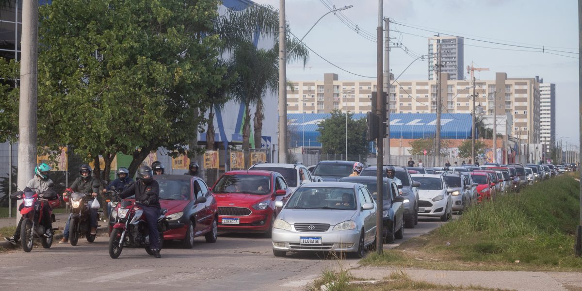 Mudança em rótula do Carrefour gera engarrafamentos
