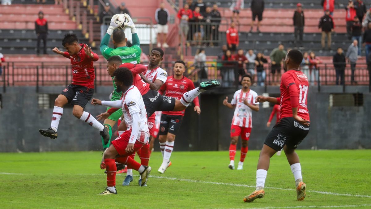 Em Santa Catarina, Brasil pega o líder Joinville