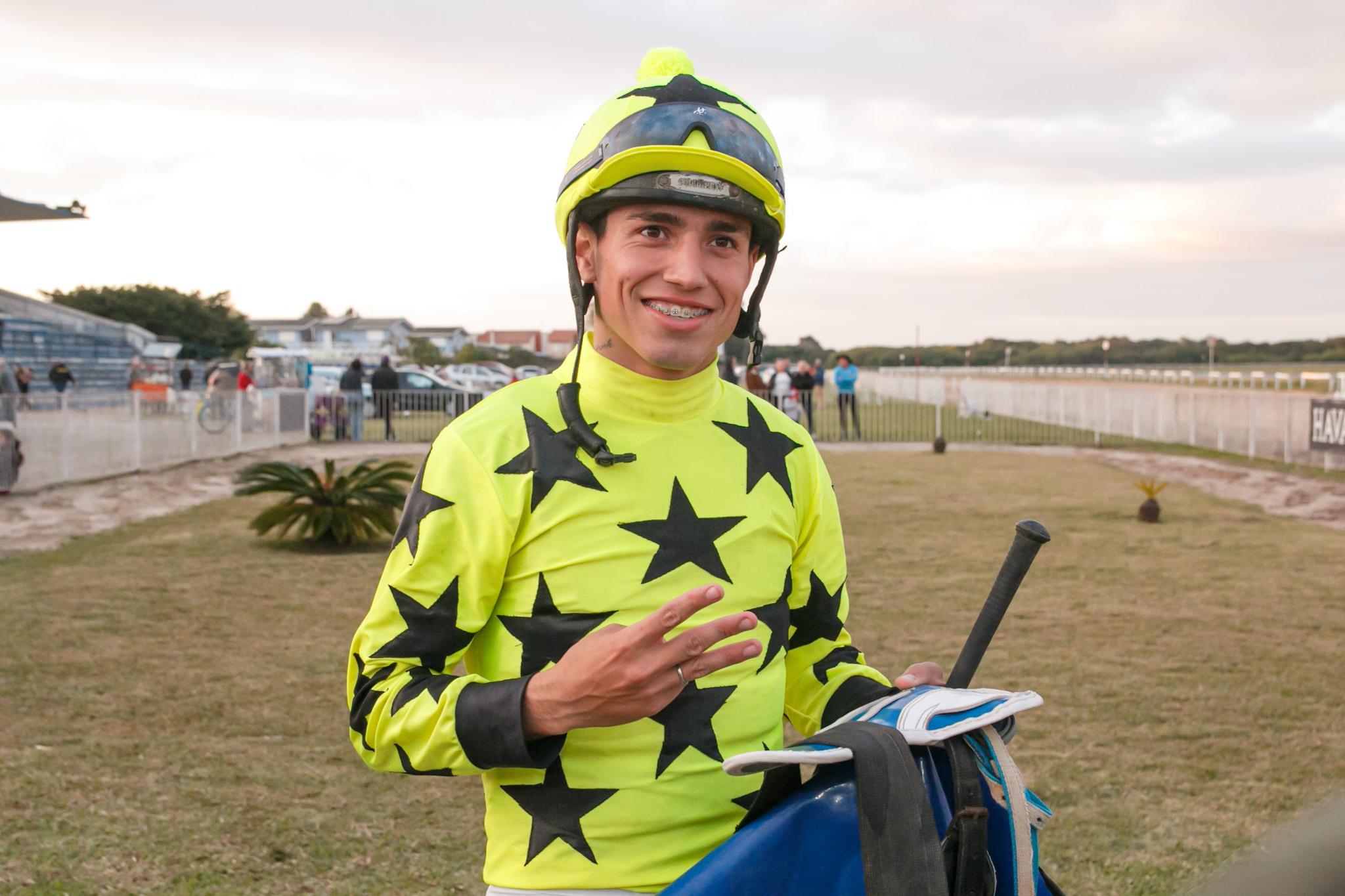 Jóquei campeão em Pelotas sonha com carreira fora do país