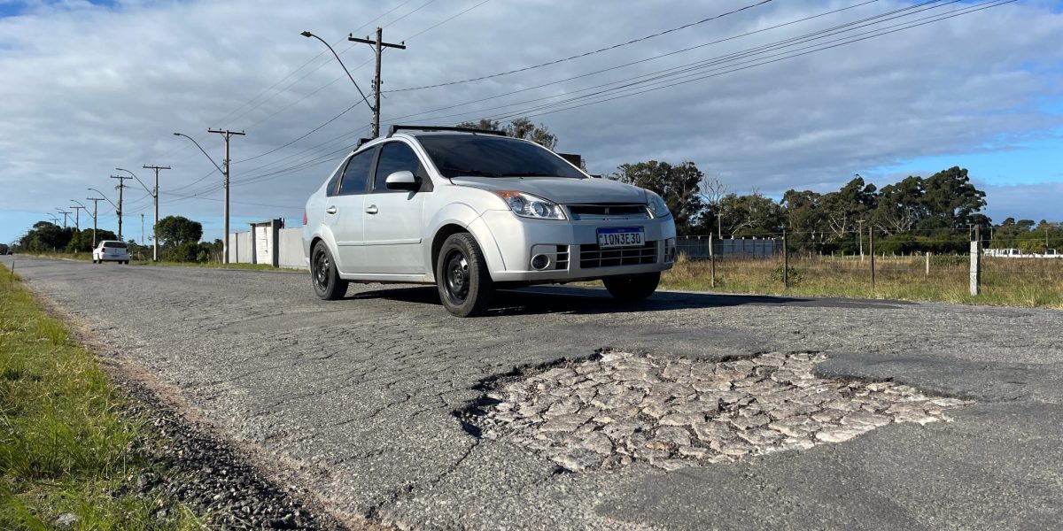 Avenida Adolfo Fetter tem buracos e risco constante
