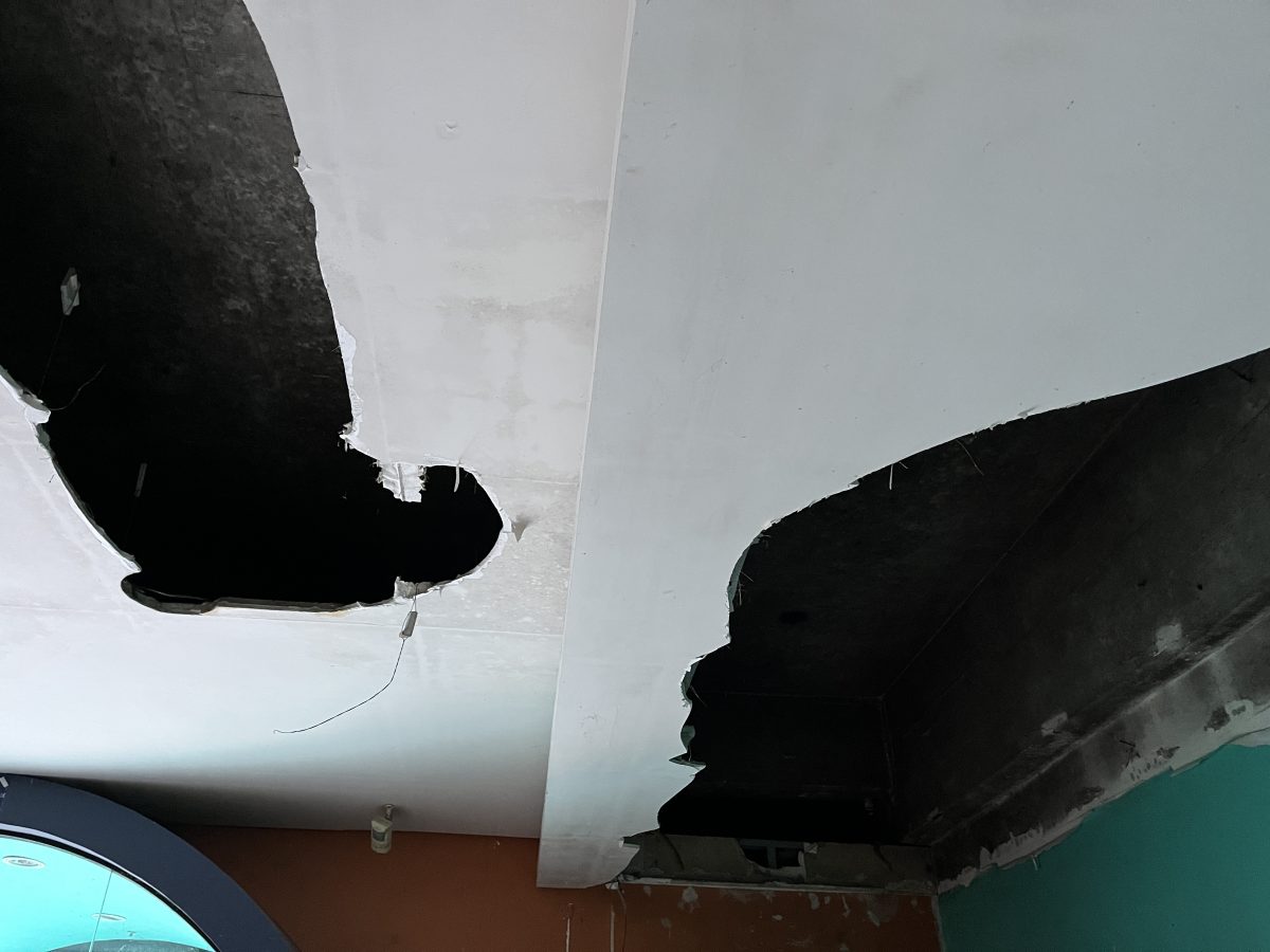 Forro de uma das áreas em obras está danificado. Lá, funcionava uma pet shop