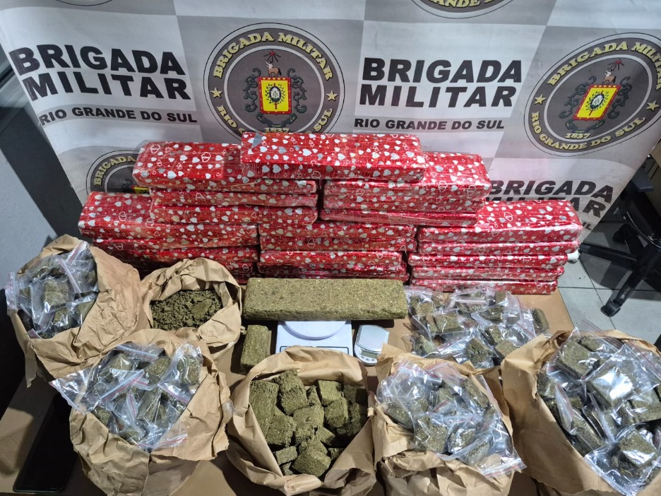 Mulher é presa por tráfico de drogas no bairro Três Vendas