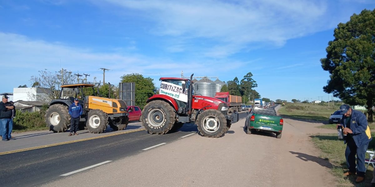 Produtores rurais mantêm protestos nas estradas da região