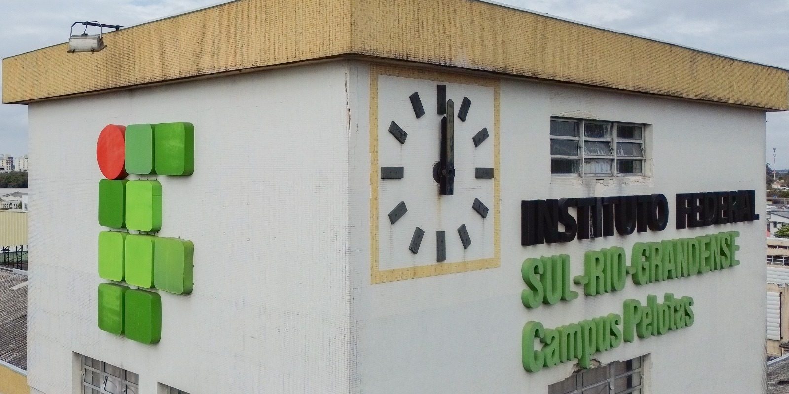 Alunos e professores do IFSul unem-se por revitalização do antigo relógio