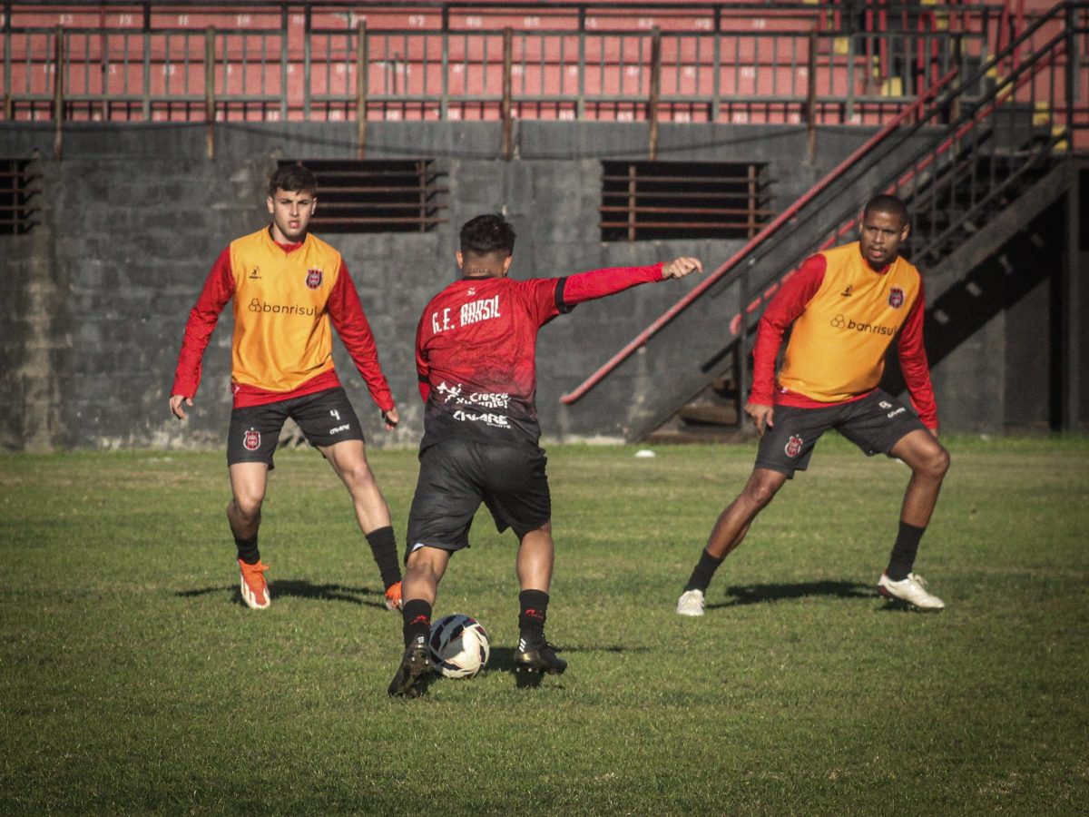 Suspensão de zagueiro pode causar mudança tática no Brasil