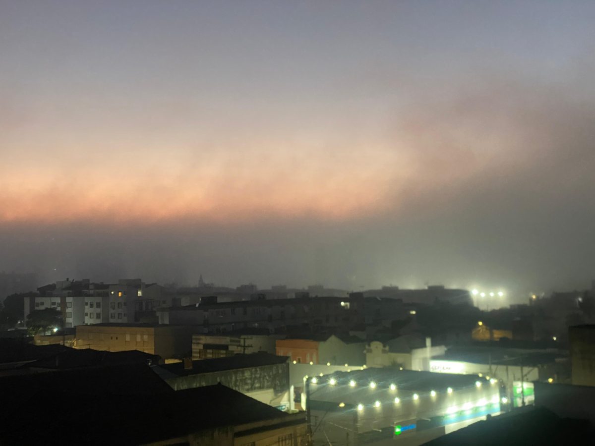 Nevoeiro encobre o amanhecer em Pelotas nesta terça-feira