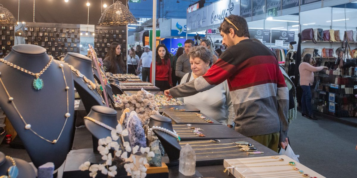 Vendas ganham força na multifeira da Fenadoce com malhas, calçados e outros produtos
