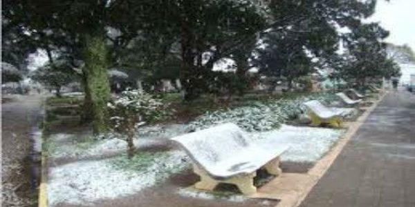 Comunidade de Pinheiro Machado  é surpreendida com a neve