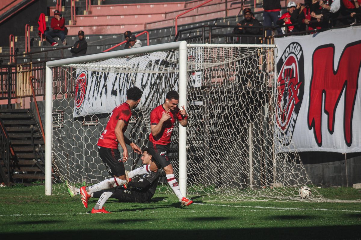 Brasil goleia o Azuriz por 4 a 0 no Bento Freitas