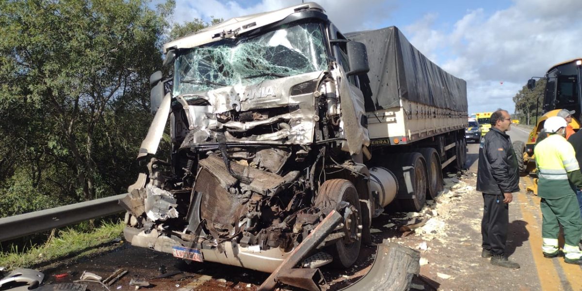 Acidente com três caminhões bloqueia a BR-392