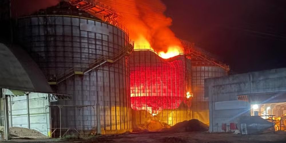 Bombeiros continuam atendimento a incêndio em silo em Arroio Grande