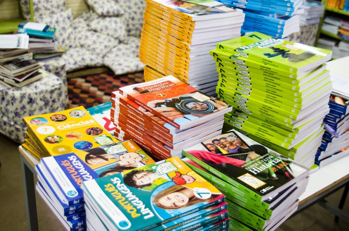 Falta de orçamento ameaça a compra de livros didáticos no Brasil