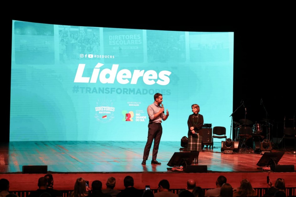 Leite anuncia programa com 14º salário para professores e prêmios de até R$ 3 mil para alunos