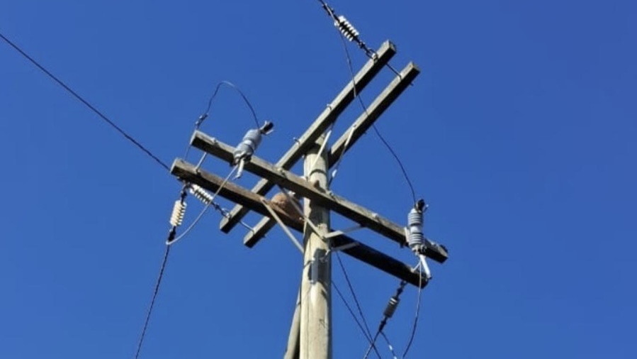 Ventos fortes derrubam torre de transmissão de energia na região Sul