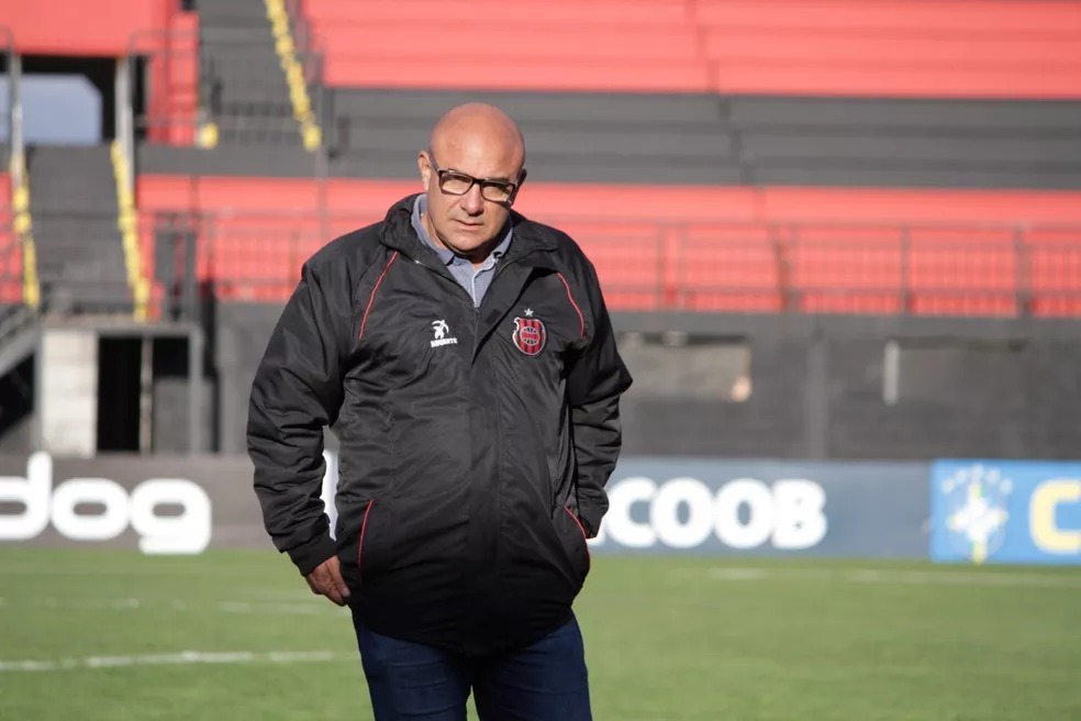 Hélio Vieira retorna ao Brasil