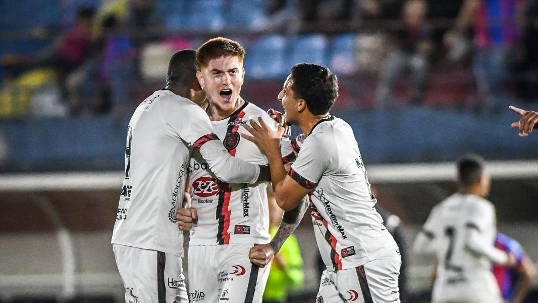 Vitor Becker renova contrato com o Xavante