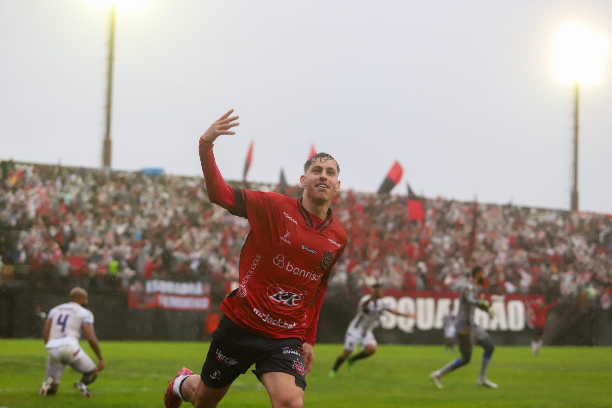 Brasil anuncia retorno de Adriano Klein