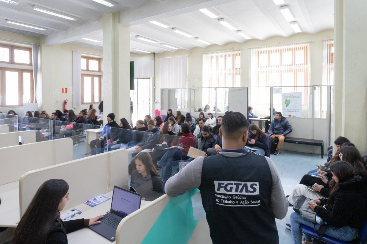 Jovens fazem filas em busca de vagas ofertadas em ação do Sine