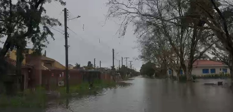 Pelotas enfrenta alagamentos após chuva da madrugada