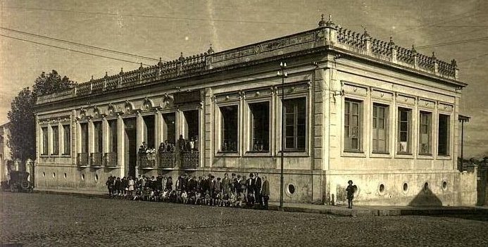 Dezenas de itens de cinemas locais vão a leilão com o fim da empresa Xavier & Santos