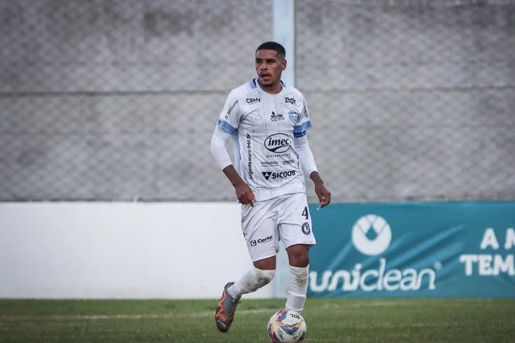 Pelotas acerta com o zagueiro Josias