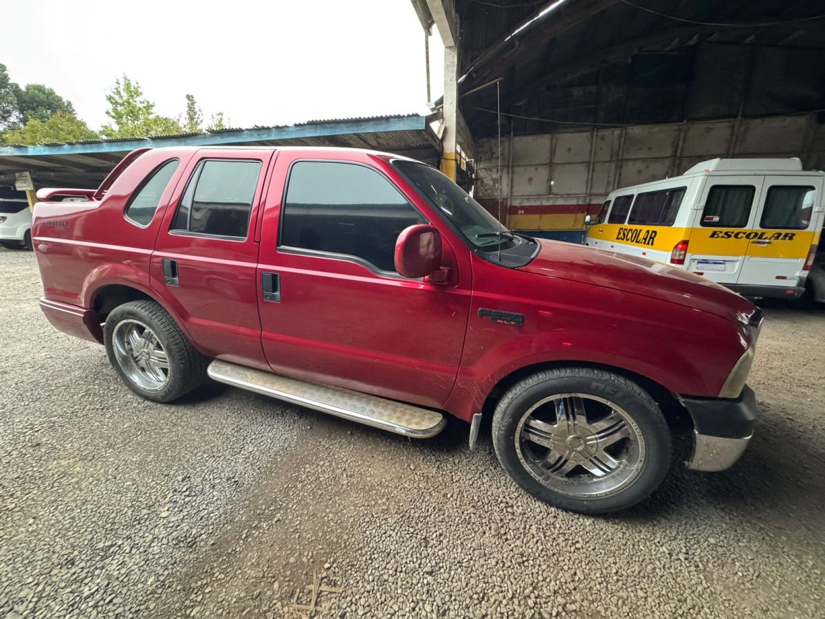 Polícia Civil prende três pessoas e recupera veículo