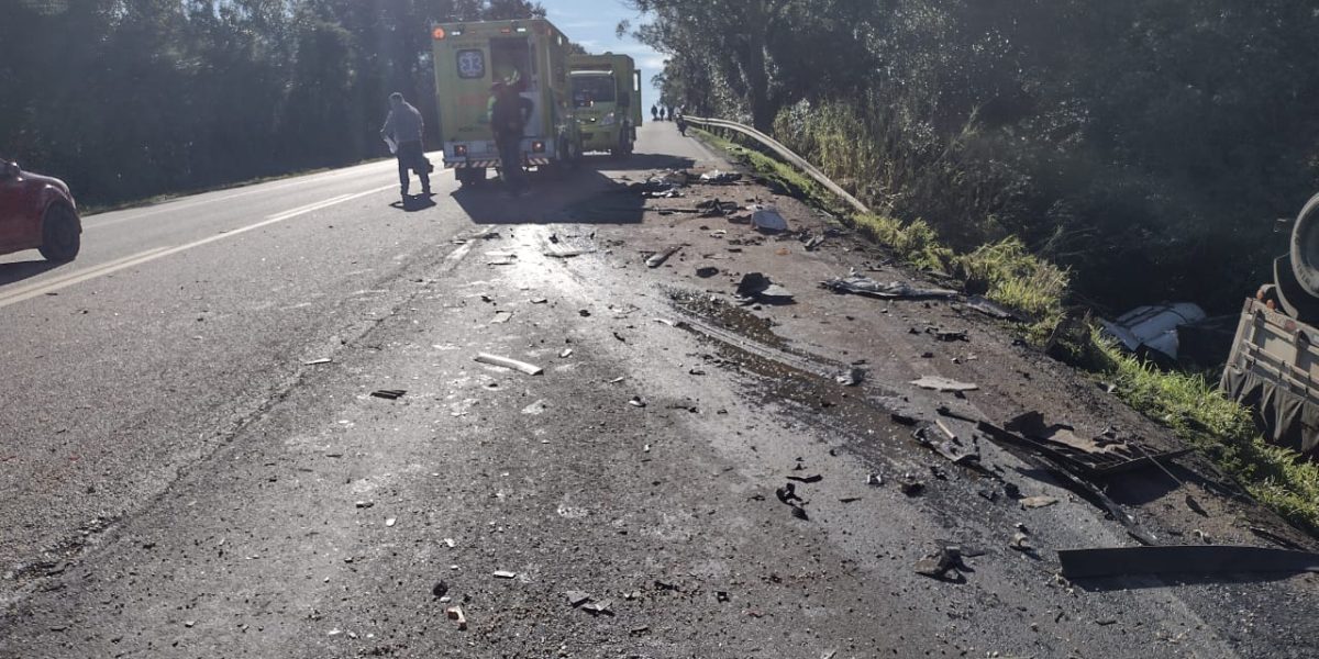 Colisão entre três caminhões deixa dois feridos na BR-392