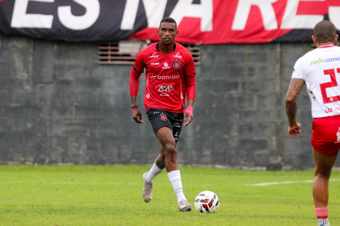 Felipe Camargo continua no Xavante para a Copinha