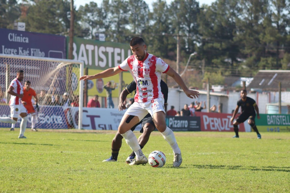 Pelotas contrata o volante Vitor Oliveira