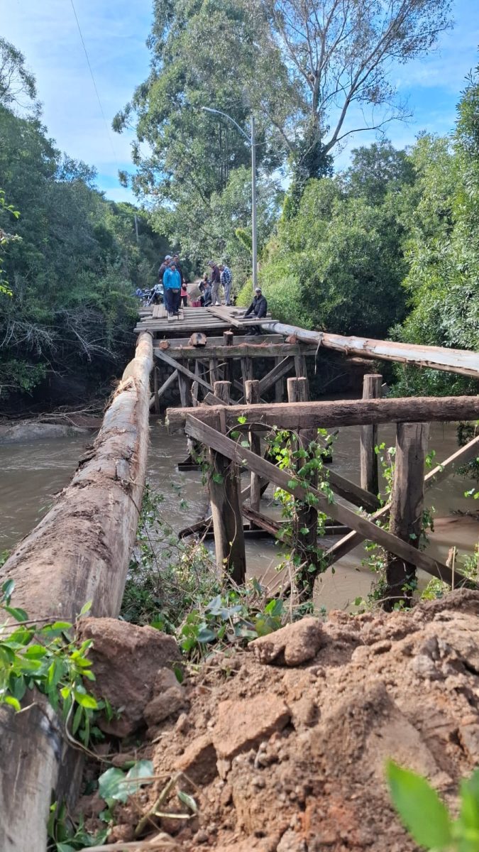 Moradores e secretaria se unem para reconstruir ponte na zona rural