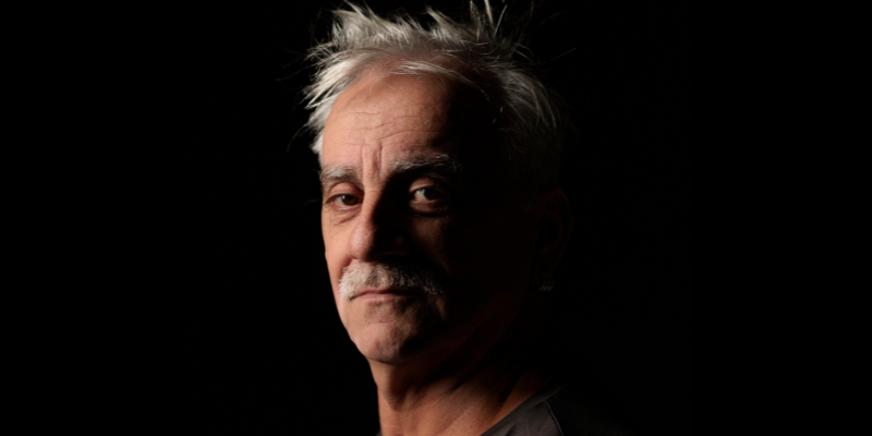 Joao Schmidt aborda homofobia no seu primeiro espetáculo solo