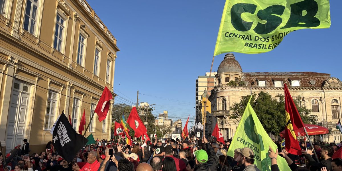 Manifestantes vão às ruas em Pelotas contra PEC da Blindagem e PL da Anistia