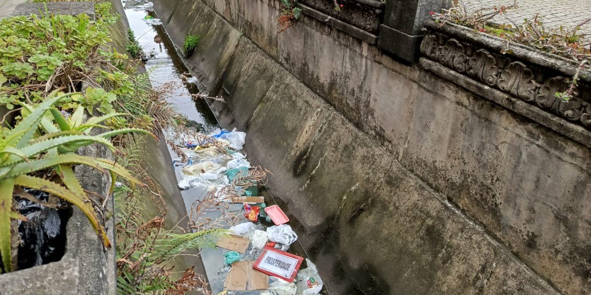 Canaletes acumulam lixo e preocupam com previsão de chuva