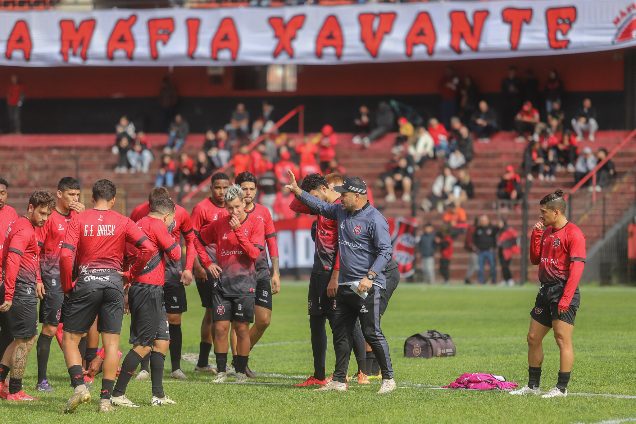 Torcedor reencontra elenco do Brasil em treino aberto