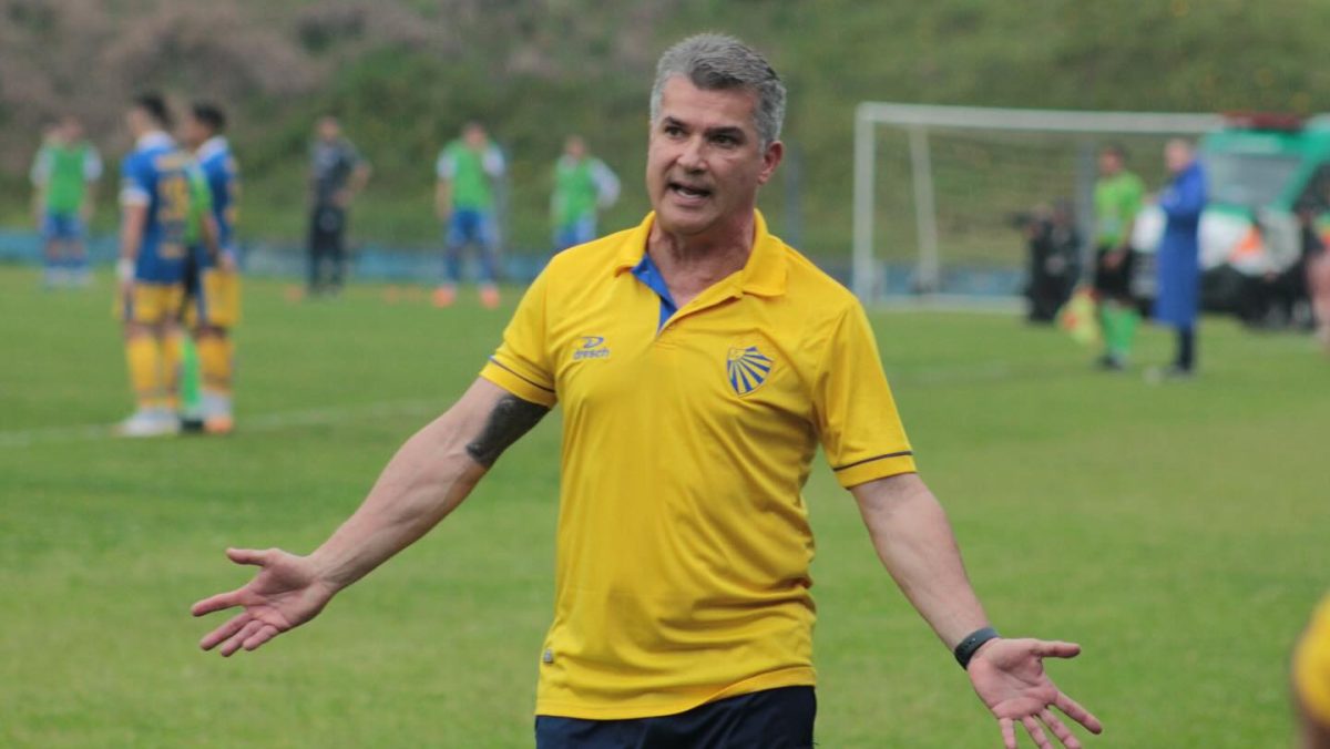 Alessandro Telles elogia primeiro tempo do Pelotas em São Leopoldo